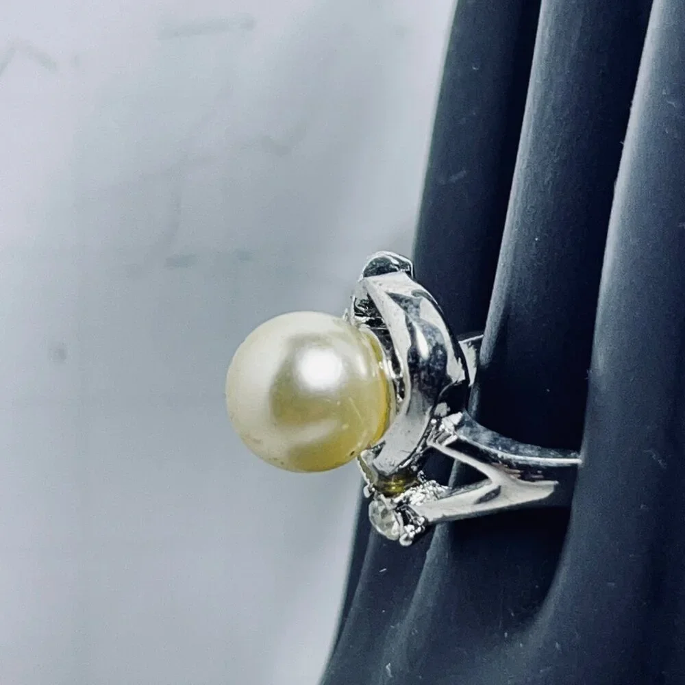 Silver Tone Rhinestone & Faux Pearl Statement Ring Size 6.25 (R429) - Picture 4 of 8